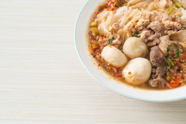 Baharatlı çorbada köfteli erişte mi yoksa Tom Asya usulü erişte mi?