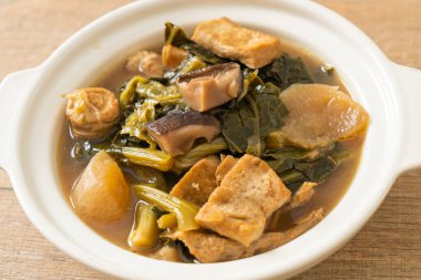 Tofulu Çin sebze güveci veya sebze çorbası karışımı - vejetaryen ve vejetaryen yemek tarzı.