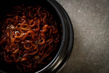 Kore siyah spagettisi ya da kavrulmuş Chajung soya soslu hazır şehriye (chapagetti) - Kore yemeği tarzı