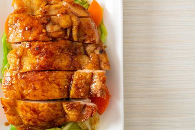 Teppanyaki teriyaki lahana ve havuçlu tavuk bifteği.