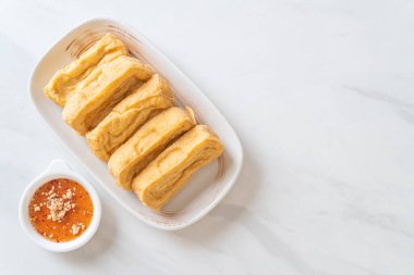 Soslu kızarmış tofu - vejetaryen ve vejetaryen yemek tarzı