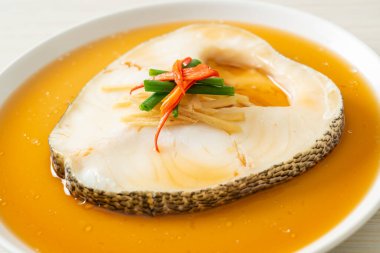 Soya soslu haşlanmış morina balığı ya da buğulanmış kar balığı ya da soya soslu Şili Bası.