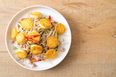 Kızarmış fasulye filizi, yumurtalı tofu ve kıymalı domuz eti, Asya usulü.