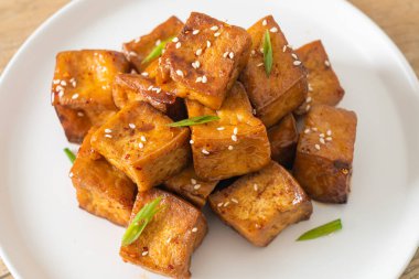 Beyaz susamlı kızarmış tofu ve teriyaki sosu. Vejetaryen ve vejetaryen yemek tarzı.
