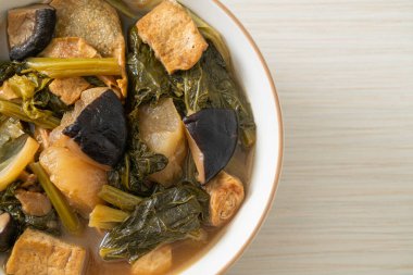 Tofulu Çin sebze güveci veya sebze çorbası karışımı - vejetaryen ve vejetaryen yemek tarzı.