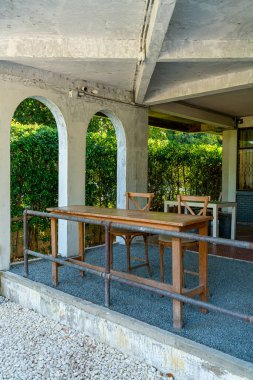 Kafe ve restoranda boş masa ve sandalye.