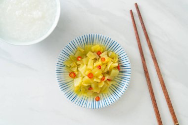 Baharatlı salata turşusu lahana ya da susam yağlı kereviz Asya yemeği tarzı.