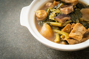 Tofulu Çin sebze güveci veya sebze çorbası karışımı - vejetaryen ve vejetaryen yemek tarzı.