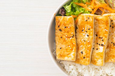 Teriyaki tofu pirinç kasesi - vejetaryen ve vejetaryen yemek tarzı