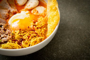 Baharatlı çorbada köfte ve domuz etli erişte mi yoksa Asya usulü Tom Yum Erişte mi?