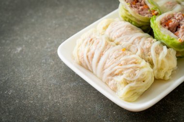 Çin lahanasına sarılı ev yapımı kıymalı domuz eti ya da haşlanmış lahana.