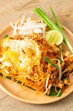 Pad Thai - Tayland usulü kızarmış erişte ve yumurta - Asya usulü