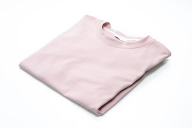 beyaz arkaplanda yalıtılmış t-shirt