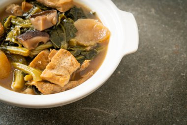 Tofulu Çin sebze güveci veya sebze çorbası karışımı - vejetaryen ve vejetaryen yemek tarzı.