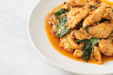 Kızarmış tavuğu acı biber ezmesi ya da biber ezmesi ile karıştırmak - Asya yemeği tarzı