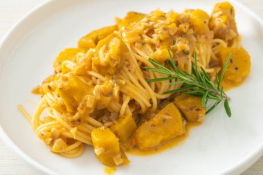 kabaklı spagetti makarna alfredo sosu - vegan ve vejetaryen yemek tarzı