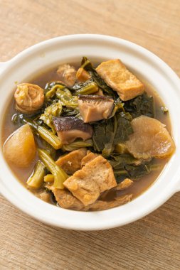 Tofulu Çin sebze güveci veya sebze çorbası karışımı - vejetaryen ve vejetaryen yemek tarzı.