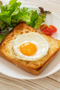 Peynirli ev yapımı ekmek ve kahvaltıda sebze salatasıyla birlikte kızarmış yumurta.