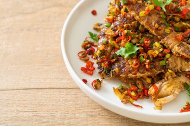 Kızarmış Mantid Karidesi ya da Acılı ve Tuzlu Kerevit Deniz Ürünleri Stili