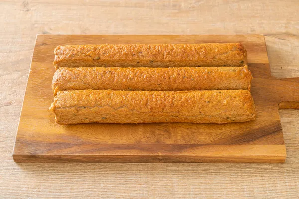 Kızarmış Çin balık köftesi ya da tahta üzerinde balık köftesi.