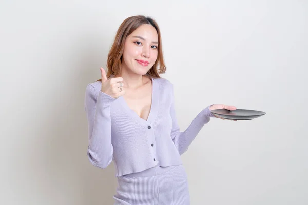 美丽的亚洲女人 拿着白底的空盘子 — 图库照片