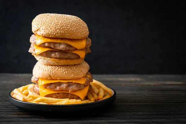 Domuz Burger Veya Peynirli Domuz Burger Patates Kızartması — Stok fotoğraf