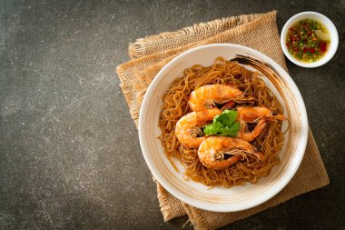Güveçte veya fırında karides ve cam erişte veya vermicelli karides.