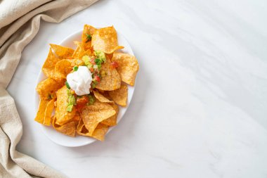 Meksika nachos tortilla cipsi jalapeno, guacamole, domates sosu ve sos.