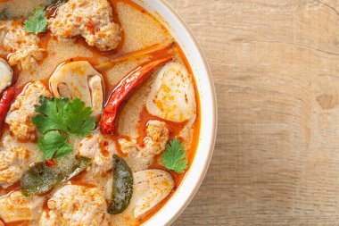 Mantarlı baharatlı domuz çorbası - Tom Yum - Asya usulü