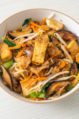 Tofu ve sebzeli kızarmış şehriye. Vejetaryen ve vejetaryen yemek tarzı.