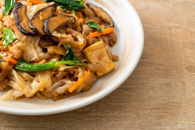 Tofu ve sebzeli kızarmış şehriye. Vejetaryen ve vejetaryen yemek tarzı.