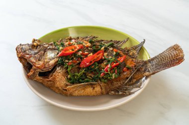 Fesleğen biber soslu kızarmış Tilapia Balığı. Ev yapımı yemek tarzı.