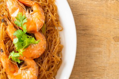 Güveçte veya fırında karides ve cam erişte veya vermicelli karides.