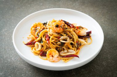 Baharatlı spagetti, karides, kalamar ve biberli kızarmış spagetti.