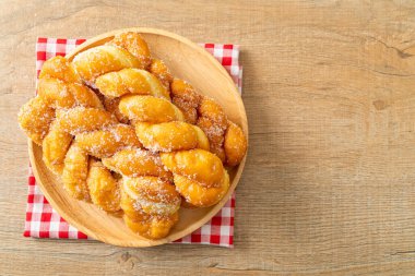 Tahta tabakta, sarmal şekilli şekerli çörek.