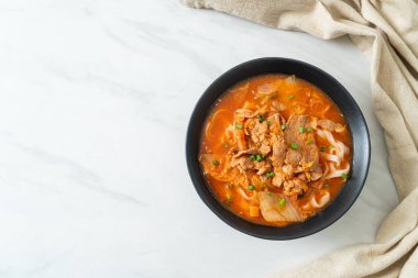 Kore udon eriştesi ve kimchi çorbası, Asya usulü.