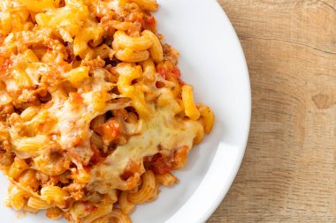 İtalyan usulü peynirli ev yapımı fırında makarna.