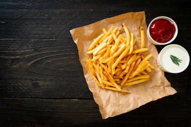 Patates kızartması ya da ekşi krema ve ketçaplı patates cipsi.