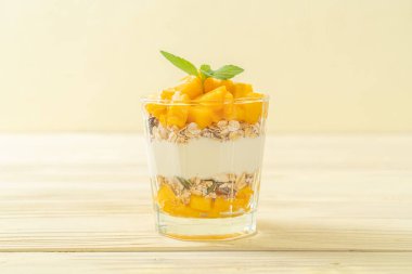 Taze mangolu yoğurt ve camlı granola. Sağlıklı yemek tarzı.