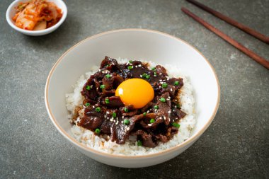 Soya aromalı pilav veya Japon Pork Donburi kasesi - Asya yemeği tarzı