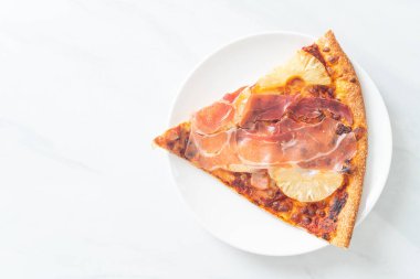 İtalyan usulü jambonlu ya da jambonlu pizza.