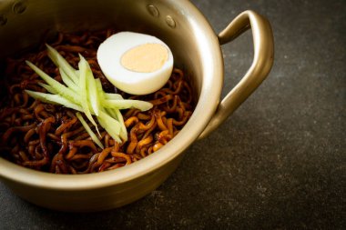 Kore fasulye soslu Anında Erişte salatalık ve haşlanmış yumurta (Jajangmyeon veya Jjajangmyeon) - Kore yemek tarzı
