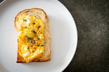 Ekmek tostu, çırpılmış yumurta ve beyaz tabak.