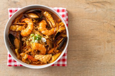 Jjamppong - Kore Deniz Ürünleri Erişte Çorbası - Kore yemek tarzı