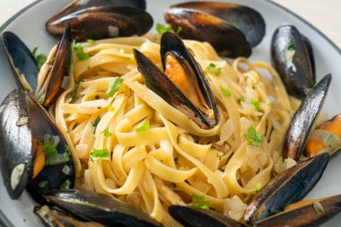 Linguine spagetti makarna vongole beyaz şarap sosu İtalyan deniz ürünleri makarna ve midye