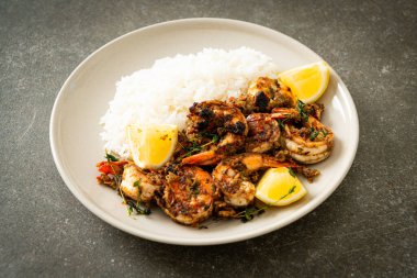 Jamaika usulü limonlu karides ya da ızgara karides.