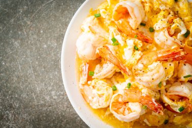 Karidesli ev yapımı kremalı omlet veya çırpılmış yumurta ve karides.