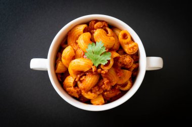 Domates soslu makarna ve kıymalı domuz eti, Amerikan usulü pirzola, Amerikan usulü gulaş.