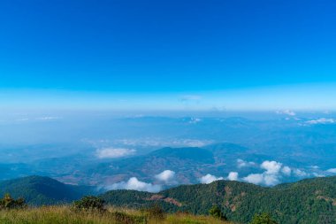 Tayland, Chiang Mai 'deki Kew Mae Pan Doğa Yolu' nda bulutlu ve mavi gökyüzü olan güzel bir dağ tabakası.