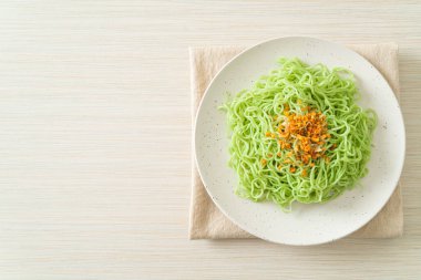 Sarımsaklı yeşil erişte.